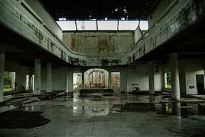 le principale pièce de un vieux, endommagé et abandonné bâtiment photo