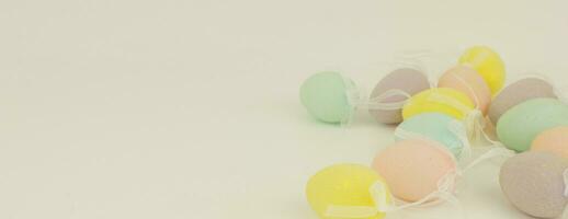 multicolore décoratif des œufs sur une blanc Contexte. content Pâques. endroit pour texte. de fête Contexte. photo