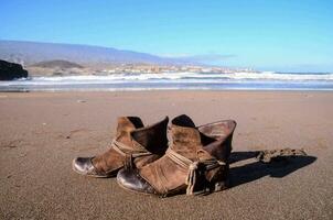 marron bottes sur le plage photo