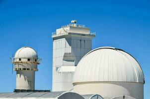 le observatoire bâtiment avec deux grand télescopes photo