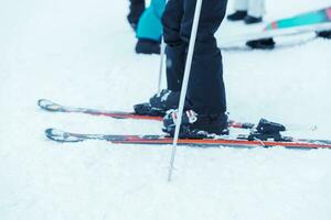 gens en jouant ski et snowboard dans hiver saison. neige hiver activité concept photo