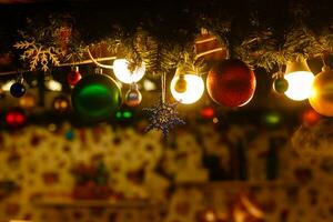 coloré proche en haut détails de Noël juste marché. des balles décorations pour ventes. photo