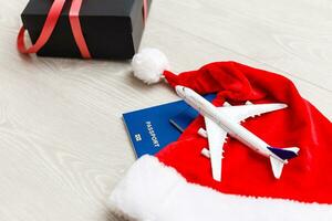 Noël avion Voyage concept. passeports, jouet blanc avion. sur gris texturé Contexte. cadeau boîte photo