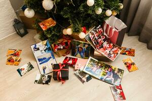 Nouveau année célébrer. livre photo avec Photos de été Voyage en dessous de le Noël arbre