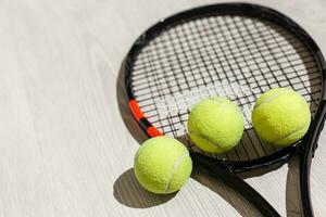 tennis concept avec le des balles et raquette photo