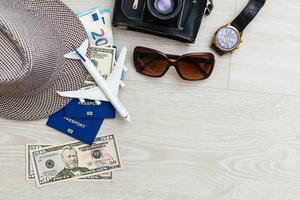 Voyage articles sont une boussole, des billets, documents, argent, une caméra, une jouet avion. Planification de air voyage, vacances, affaires voyages. publicité, bannière. photo