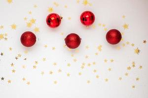 sur fond de noël clair sont des boules rouges photo