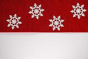 fond de décorations d'ornements de noël rouge classique avec des flocons de neige à paillettes horizontales. photo