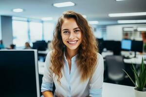 ai généré souriant Jeune femme avec frisé cheveux travail dans le Bureau à le ordinateur. ai généré. photo