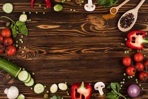 sur une planche de bois sombre sont disposés les ingrédients d'un plat italien photo