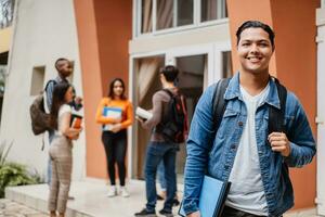 Jeune hispanique étudiant souriant content portant une sac à dos à le université. photo