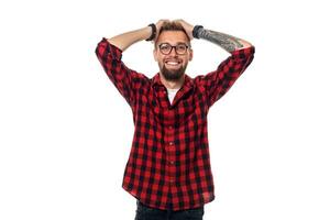 Beau homme modèle studio portrait. garçon décontractée style, branché branché dans à carreaux chemise Regardez avec cool coiffure photo