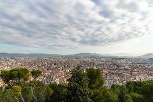 duveteux des nuages plus de le ville photo