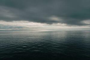 calme des eaux de pacifique océan photo