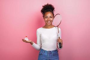 jolie fille debout avec des accessoires de badminton en studio en regardant la caméra photo