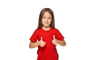 fille dans rouge T-shirt spectacles sa mains avec les pouces photo