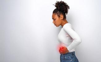 image de profil d'une femme malade ayant mal au ventre, côté gauche photo