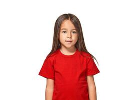 peu fille dans rouge T-shirt est souriant photo