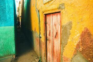 coloré extérieur mur de une nubien maison dans Egypte. typique africain village Maisons façade. médiéval rue. photo