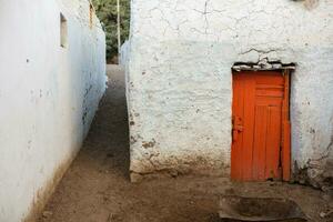 coloré extérieur mur de une nubien maison dans Egypte. typique africain village Maisons façade. médiéval rue. photo