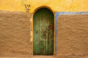 coloré extérieur mur de une nubien maison dans Egypte. typique africain village Maisons façade. médiéval rue. photo