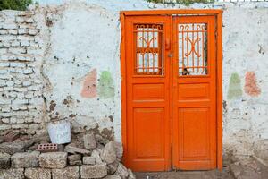 coloré extérieur mur de une nubien maison dans Egypte. typique africain village Maisons façade. médiéval rue. photo