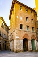 magnifique coloré et médiéval rue dans le vieux ville de Sienne, Italie photo