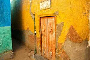coloré extérieur mur de une nubien maison dans Egypte. typique africain village Maisons façade. médiéval rue. photo