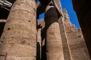 dendera temple complexe dans Egypte. hiéroglyphique sculptures sur mur à le ancien égyptien temple. photo