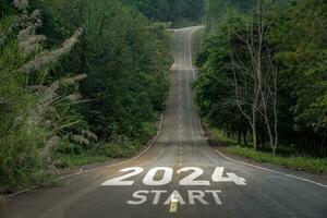 content Nouveau année 2024,2024 symbolise le début de le Nouveau an. le lettre début Nouveau année 2024 sur le route dans le la nature route chaussée avoir arbre environnement écologie ou verdure fond d'écran concept. photo