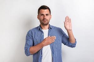 l'homme sérieux fait un geste jurer. concept geste.- image photo