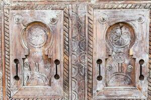deux en bois des portes avec complexe dessins photo