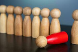 Burnout à travail. le homme est tombée en dehors de ligne et perdu conscience. en dehors de commande. pourrait ne pas supporter le charge et difficultés de travail. travail dur. santé problèmes. faible lien. photo