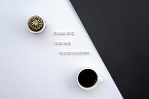 une inscription orne votre entreprise sur le bureau blanc et noir à côté d'un cactus et d'une tasse de café photo