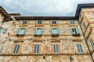historique bâtiments dans le vieux ville centre de assise, Italie photo