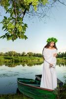 Jeune femme avec fleur couronne sur sa diriger, relaxant sur bateau sur rivière à le coucher du soleil. concept de femelle beauté, du repos dans le village photo