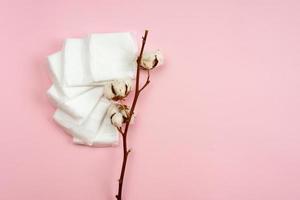 serviettes hygiéniques sur fond rose. jours critiques. douceur.