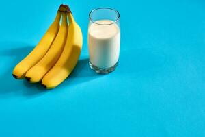 verre de Lait avec bananes plus de bleu Contexte photo