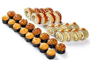 ensemble de cuit norimaki et tempura Rouleaux sur blanc Contexte photo