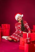 Jeune caucasien femme est séance sur le sol entouré par achats Sacs et Noël cadeaux. photo