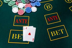 poker frites sur une table à le casino photo