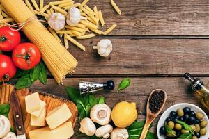 Ingrédients pour spaghetti avec basilic, tomates, fromage sur en bois arrière-plan, Haut voir, endroit pour texte photo