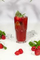 basilic et baie limonade avec Frais framboises et des fraises avec la glace photo