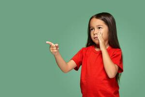 Jeune fille dans rouge T-shirt est peur de quelque chose photo