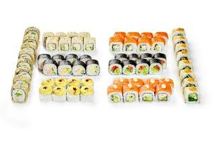 grand Sushi Rouleaux ensemble pour Japonais style fête isolé sur blanc photo