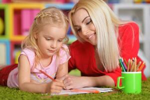 magnifique mère et fille dessin avec sa peu fille photo