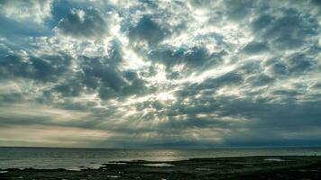 lever du soleil à gili ketapang île, Indonésie photo