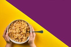 nourriture, en bonne santé alimentaire, gens et régime concept - proche en haut de femme en mangeant muesli pour petit déjeuner plus de violet et Jaune Contexte photo