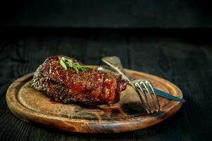 barbecue sec vieilli ribeye steak avec couteau et fourchette sur Coupe planche photo
