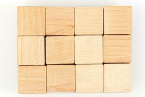 en bois cubes sur une blanc Contexte photo